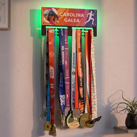 Medallero personalizado con luz azul para medallas de running y ciclismo Chile