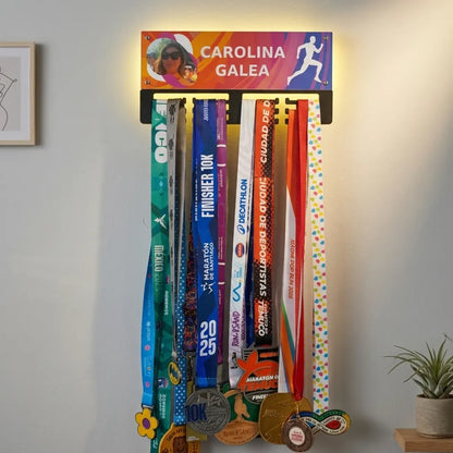 Medallero deportivo con luz azul vista lateral - Exhibidor medallas personalizado
