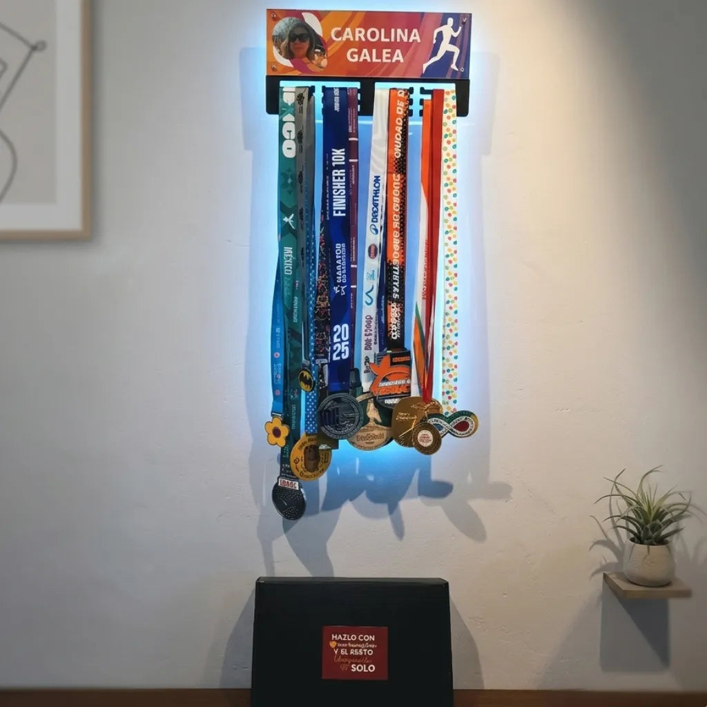 Medallero personalizado con luz roja para deportistas - Regalo runner Chile