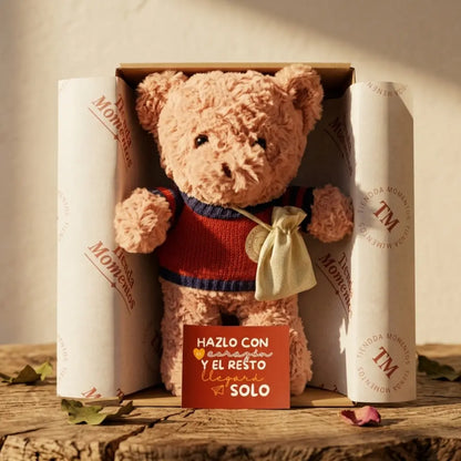 Oso peluche chaleco rojo con etiqueta Tienda Momentos y morral de audio